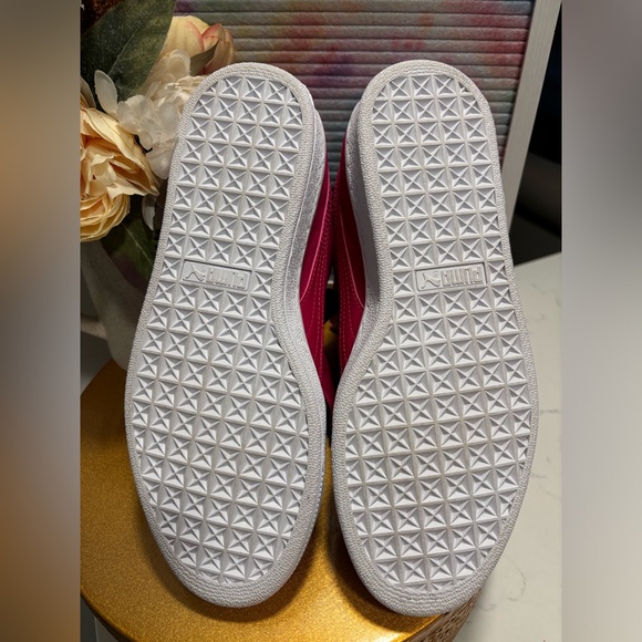 NWOT-Puma Suede Heart sneakers JR- Size 6.5👟 - Picture 7 of 12